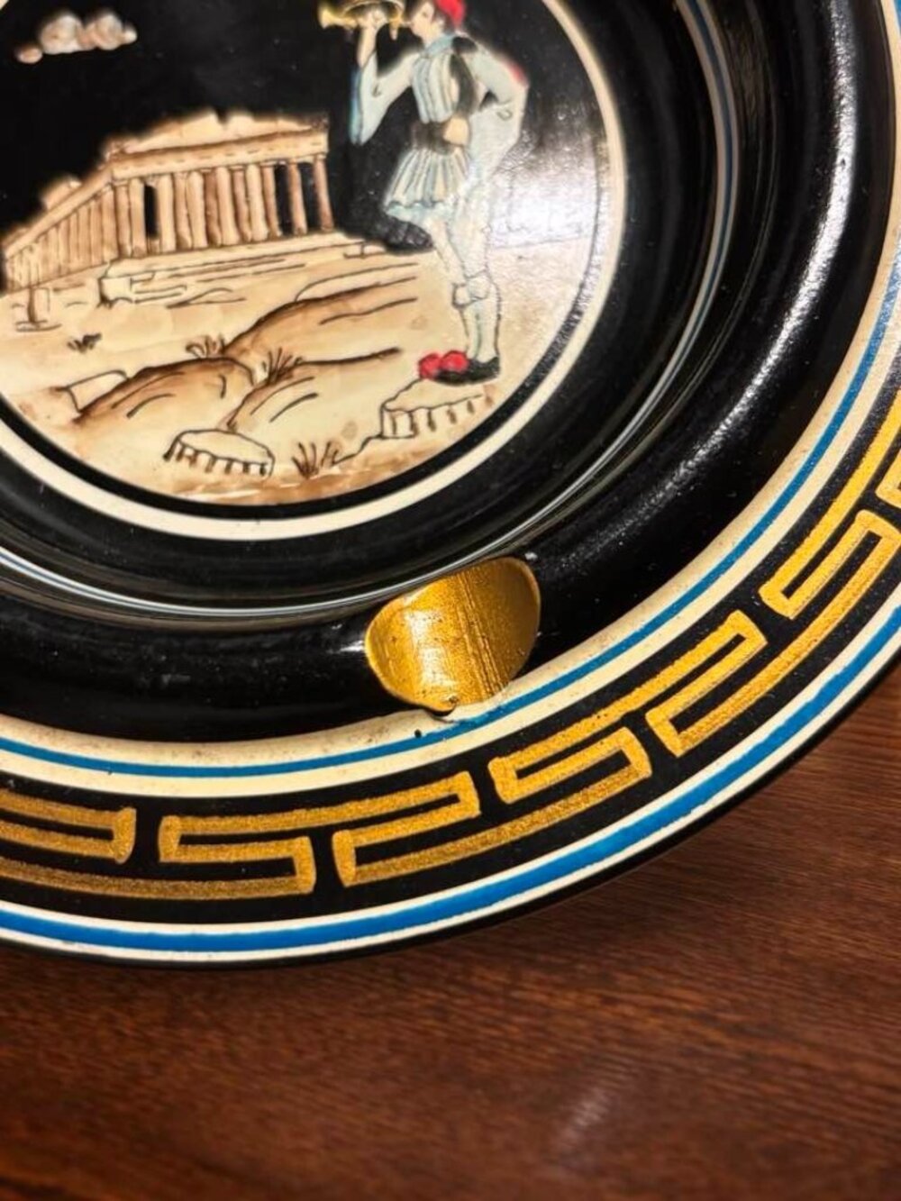 Hand-Painted Greek Ashtray With Parthenon Scene & Evzone Soldier Black & Gold 6. - Picture 3 of 6